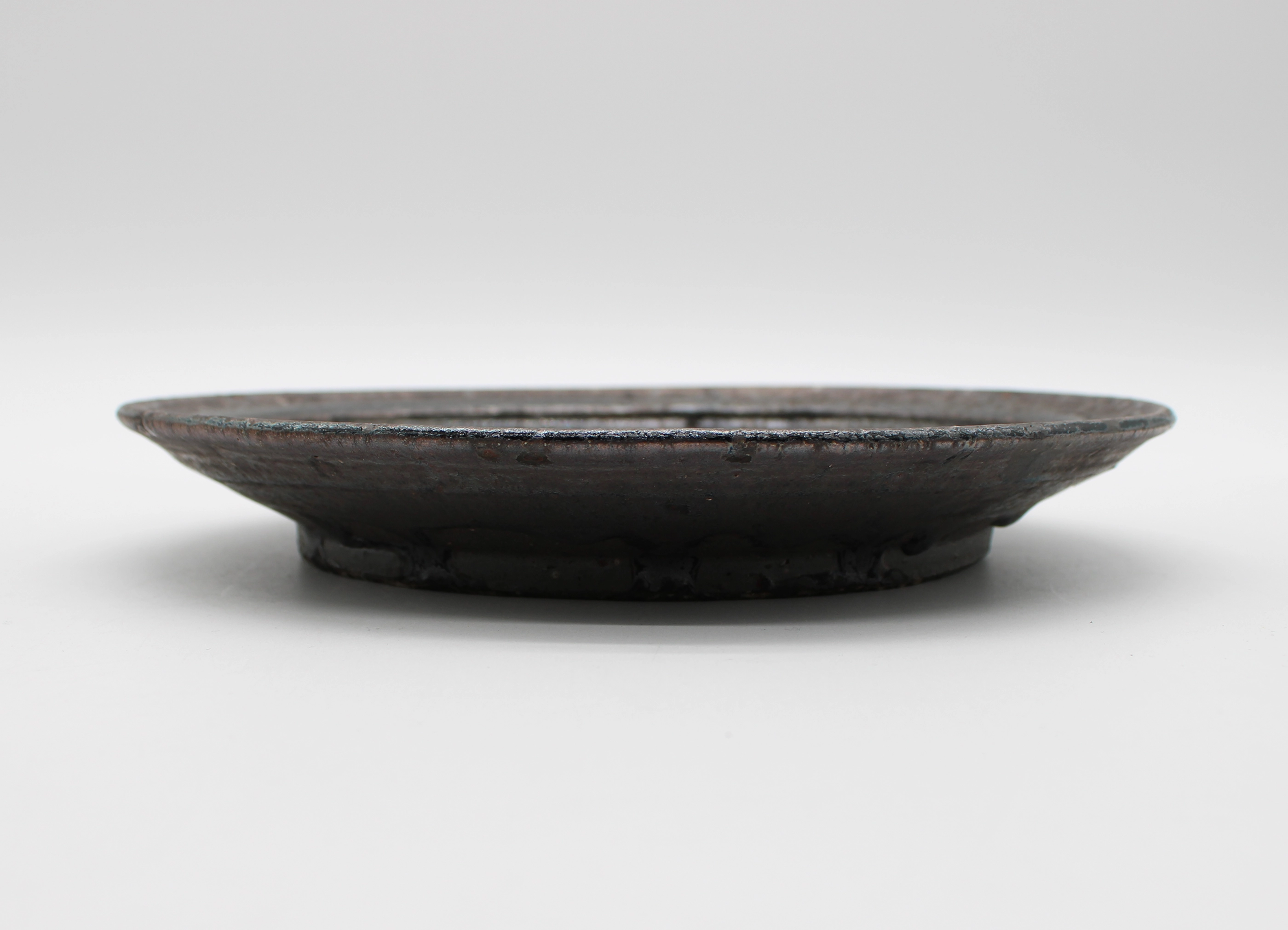 小野象平 / SHOHEI ONO】黒志野 リム8寸皿 うつわの商品詳細ページ