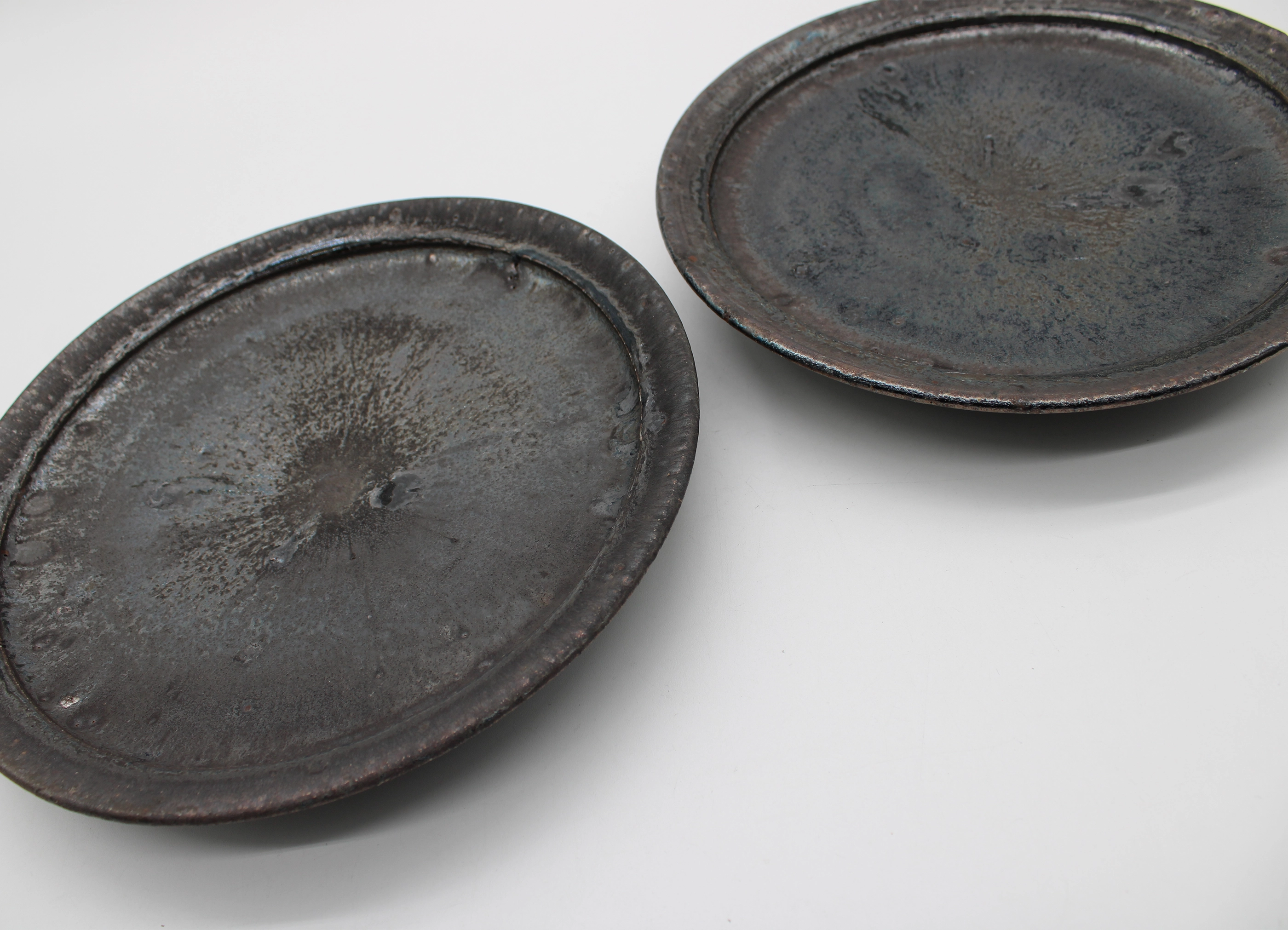 小野象平 / SHOHEI ONO】黒志野 リム8寸皿 うつわの商品詳細ページ